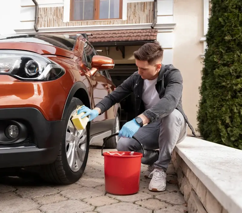 Lavage auto à domicile Tallud-Sainte-Gemme : professionnel intervenant sur un véhicule